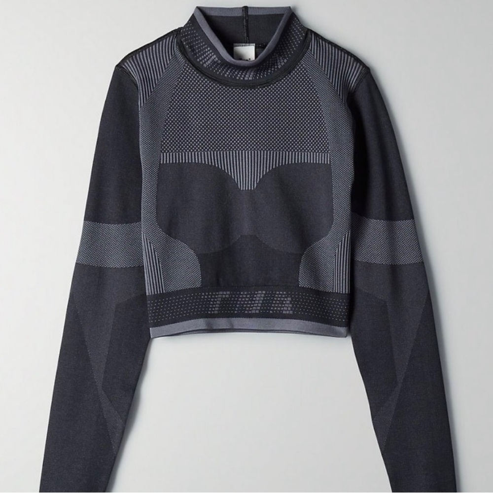 Aritzia TNA Ventura Long Sleeve Crop Top M/L